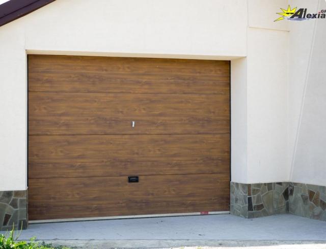 Uși secționale de garaj în diverse culori, alegerea pentru o amenajare modernă a garajului 