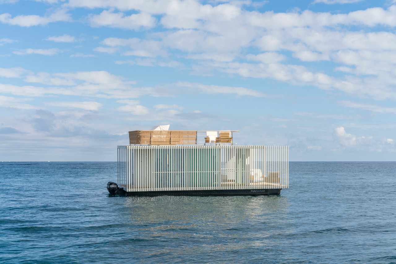 Punta de Mar este o platformă plutitoare cu un design minimalist
